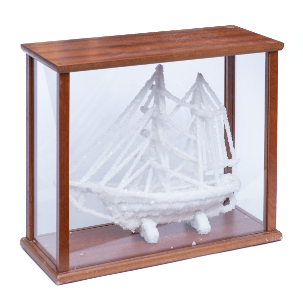 Petit bateau de sel dans une urne en verre 